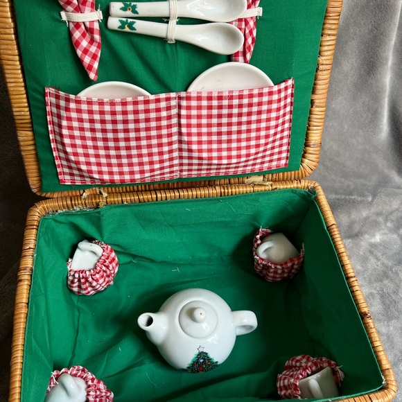 Miniature Wicker basket with Porcelain Tea Set Christmas Tree Teddy Bear Print - Picture 6 of 8